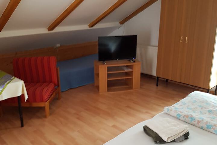 Room 4 of 9