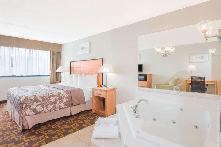 1 King Bed Business Room (5 of 6)