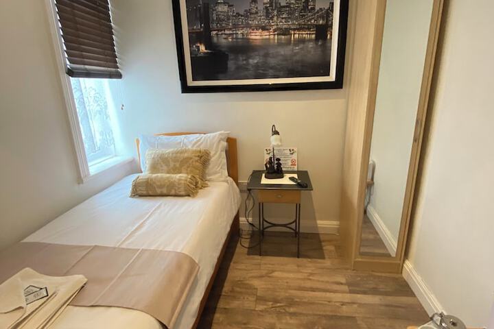 Room 11 of 28