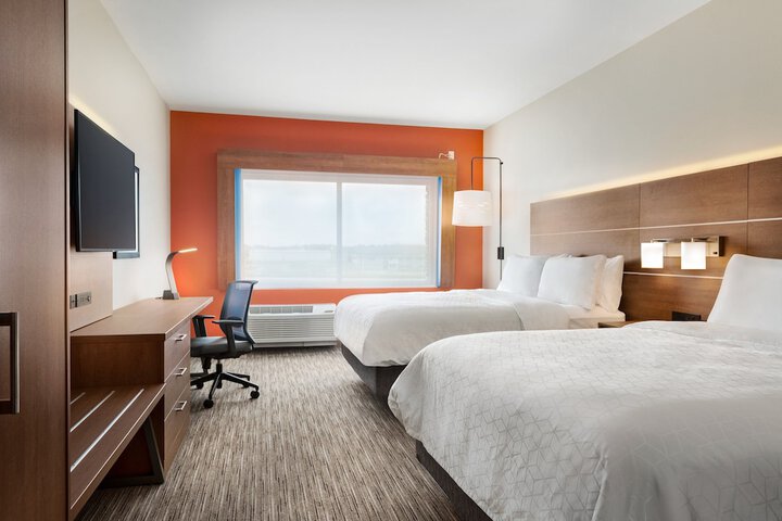 2 Queen Beds (6 of 10)