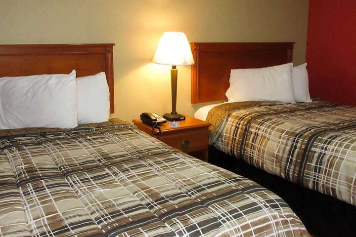 2 Double Beds (3 of 6)