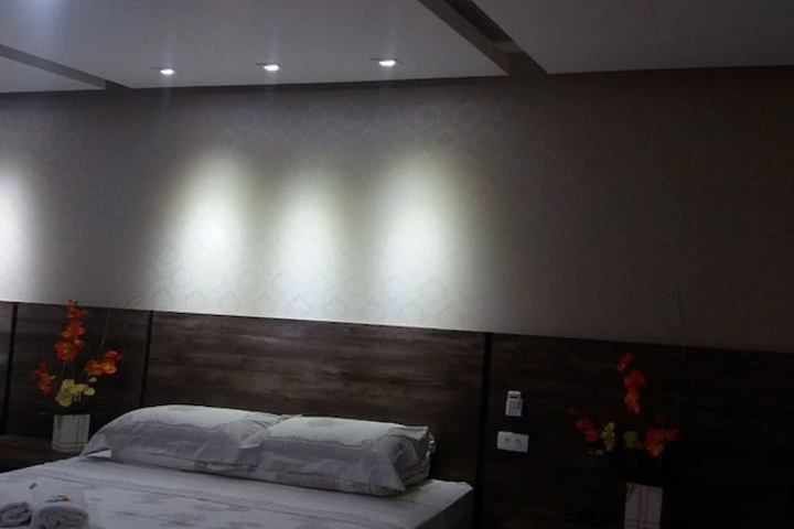 Room 5 of 8