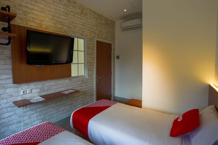 Room 8 of 33