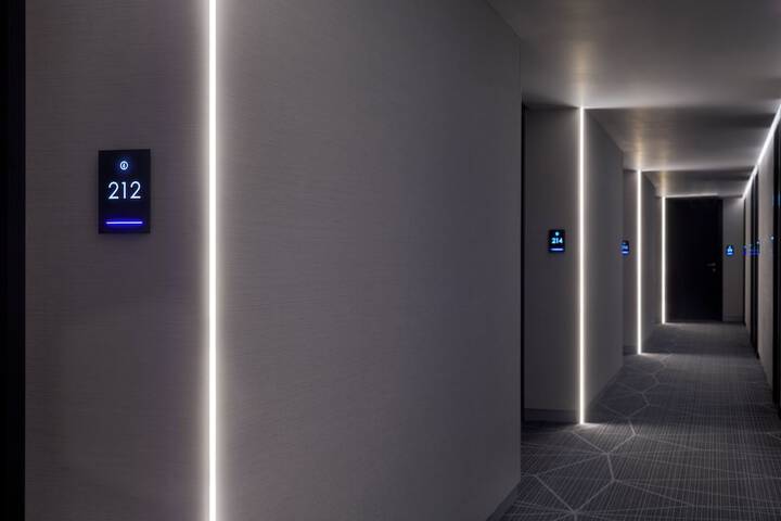 Ballroom/Hall 28 of 31