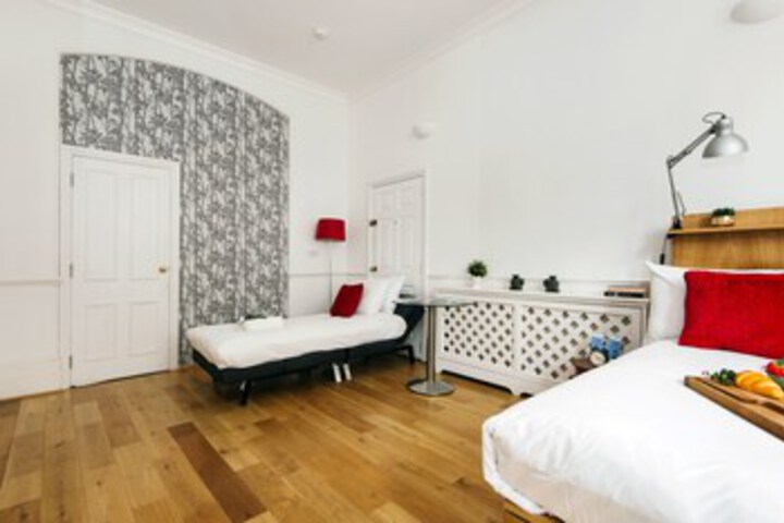 Room 5 of 18