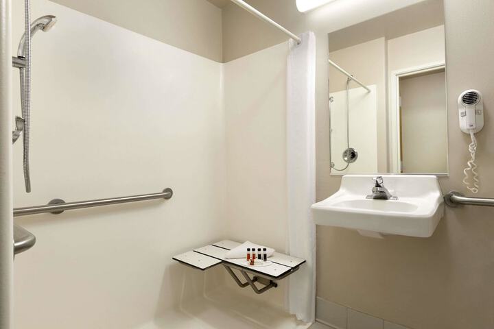 Room 10 of 16