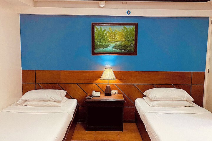 Room 8 of 28