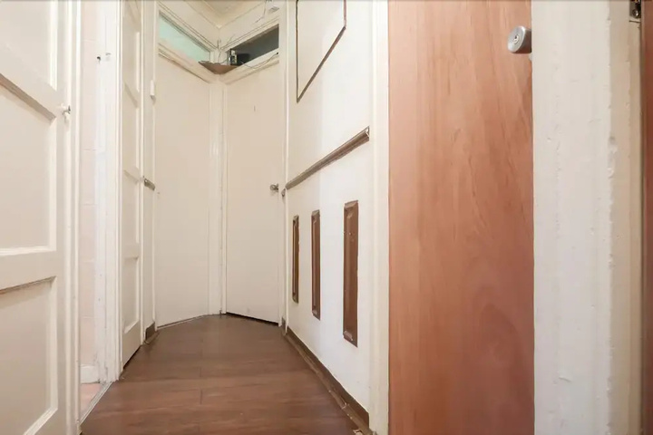 Room 8 of 10