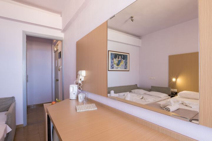 Room 9 of 80