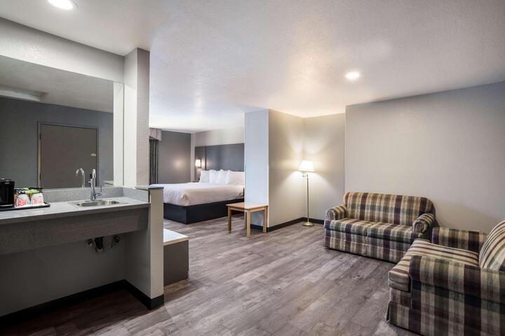 Suite 1 King Bed Jetted Tub Sofa Microwave and Refrigerator WiFi Continental Breakfast (9 of 10)