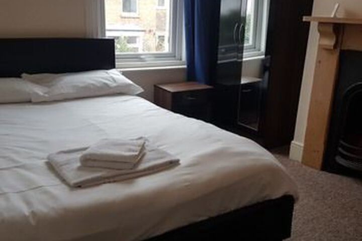 Room 5 of 18