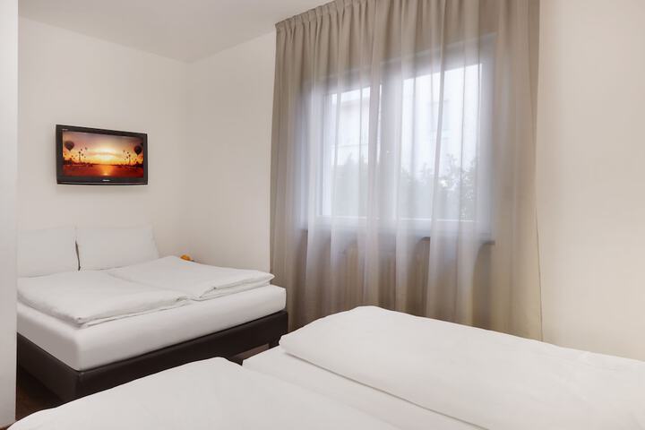Room 8 of 28