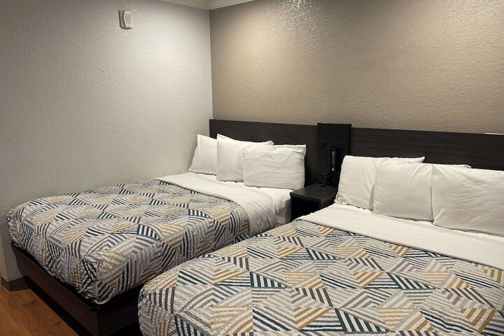 Double Accessible Queen Size Bed (1 of 16)