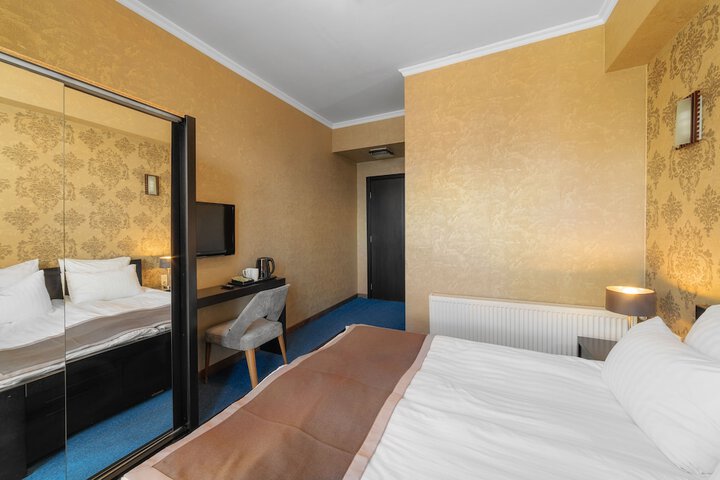Room 15 of 104