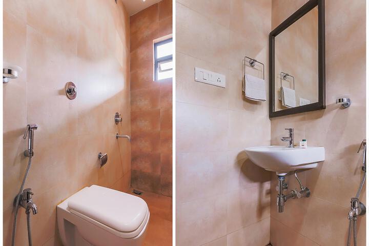 OYO 10580 Hotel Skylark