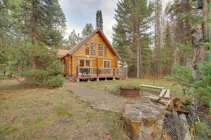 Donnelly Cabin w / Private Deck: Near Lake Cascade!