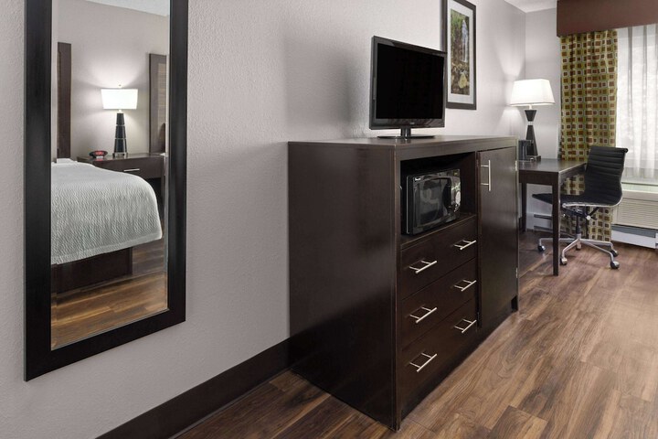2 Queen Beds (3 of 8)