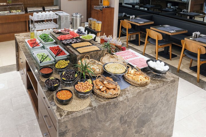 Dining 4 of 6