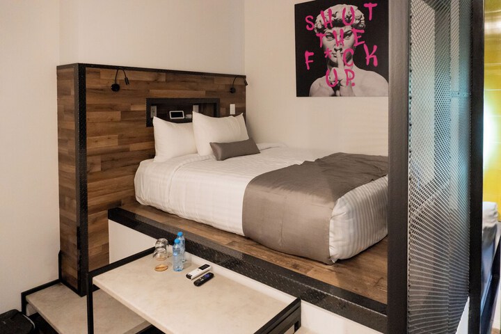 Room 28 of 82