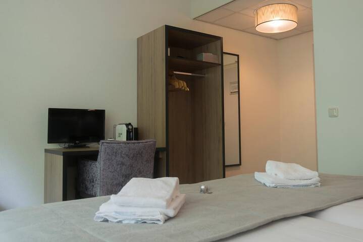 Room 3 of 48