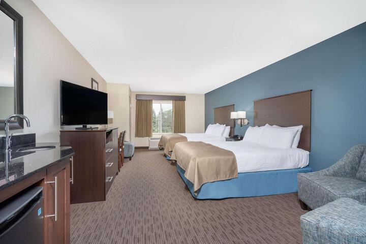 2 Queen Beds (2 of 13)