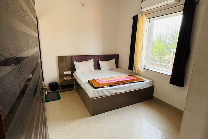 Room 11 of 24