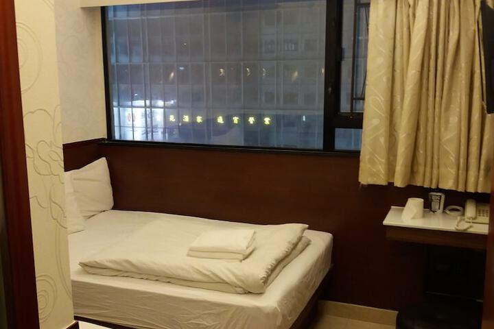 Room 30 of 106