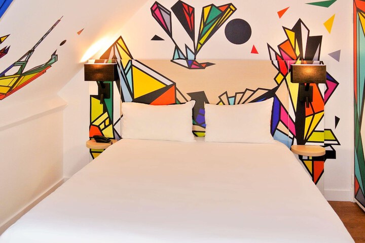 Room 28 of 62