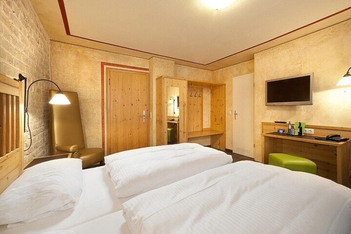 Room 11 of 36