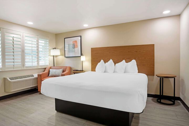 1 King Bed Microwave and Refrigerator Full Breakfast (6 of 11)