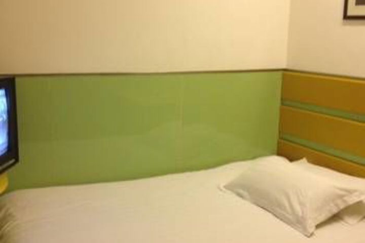 Room 4 of 8