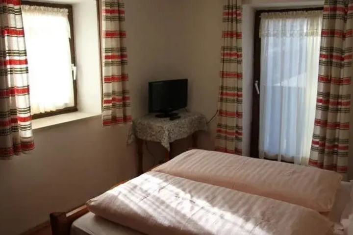 Room 2 of 8