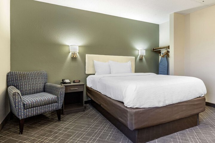 1 Queen Bed (5 of 9)