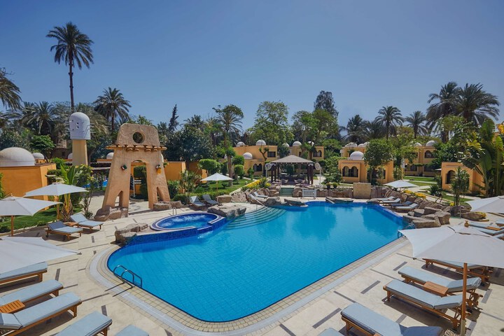 Hotel Pool