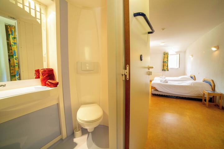 Room 9 of 18