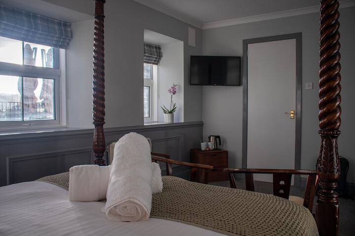 Room 5 of 15