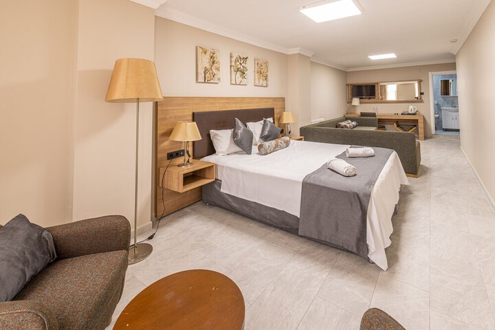 Room 13 of 28