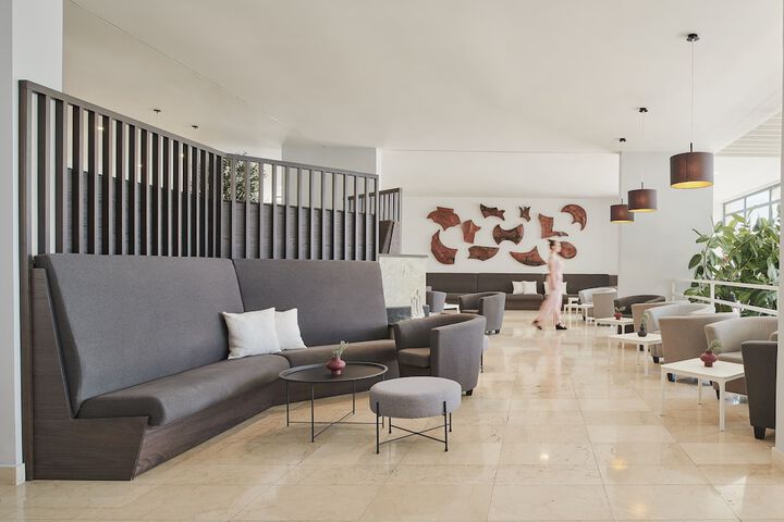 Lounge 56 of 78
