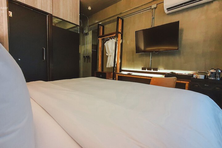 Room 9 of 98