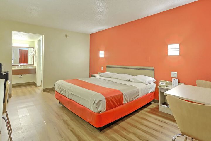 1 King Bed (5 of 5)