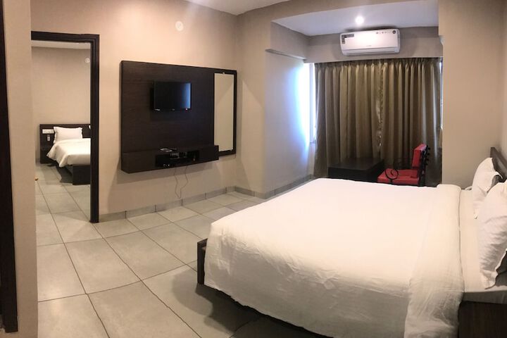 Room 7 of 33