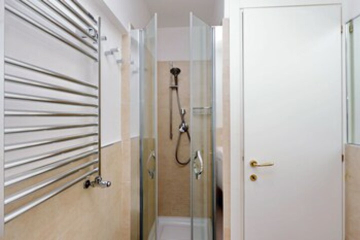 Room 6 of 32