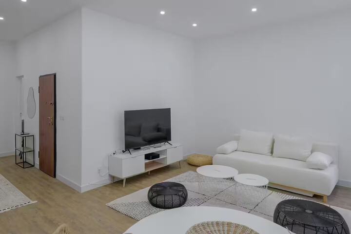 Lounge 51 of 58