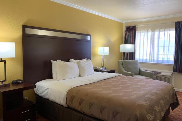 1 King Bed (8 of 18)