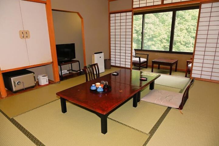 Room 6 of 48