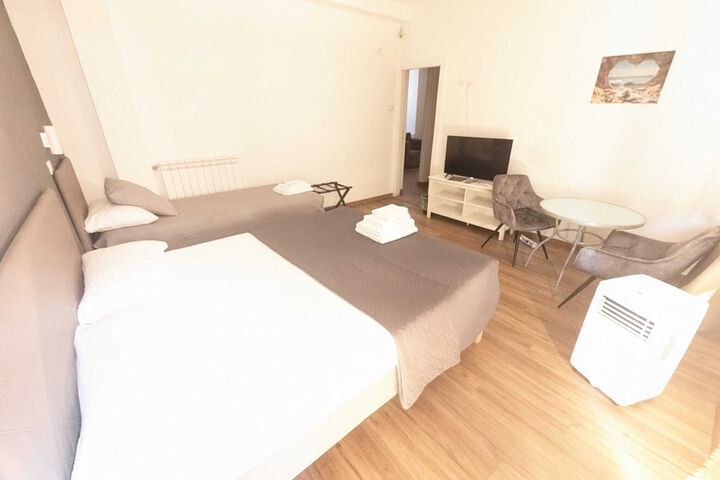 Room 10 of 32