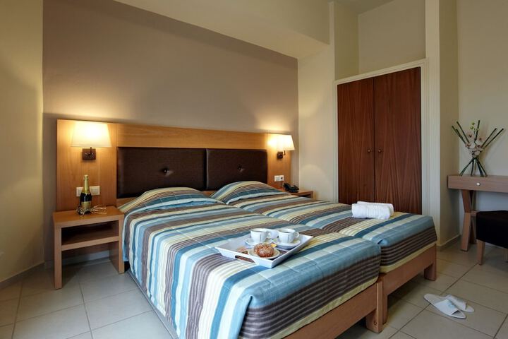 Room 7 of 105