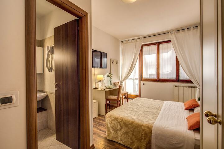 Room 6 of 31