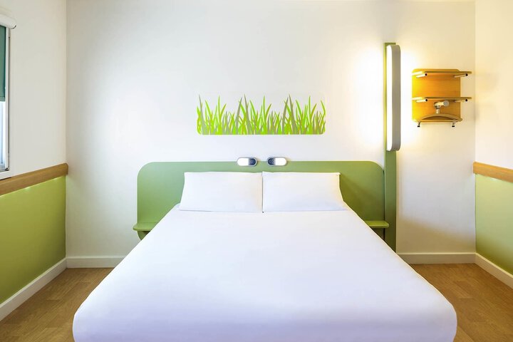 Room 4 of 40