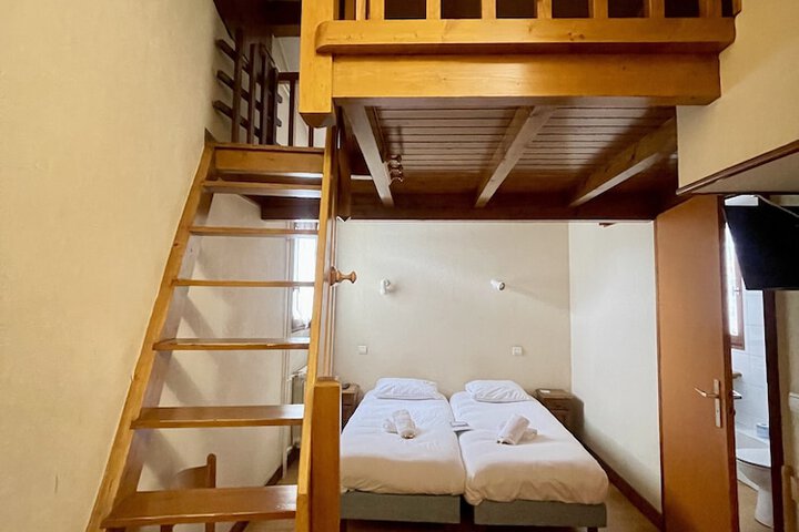 Room 8 of 25
